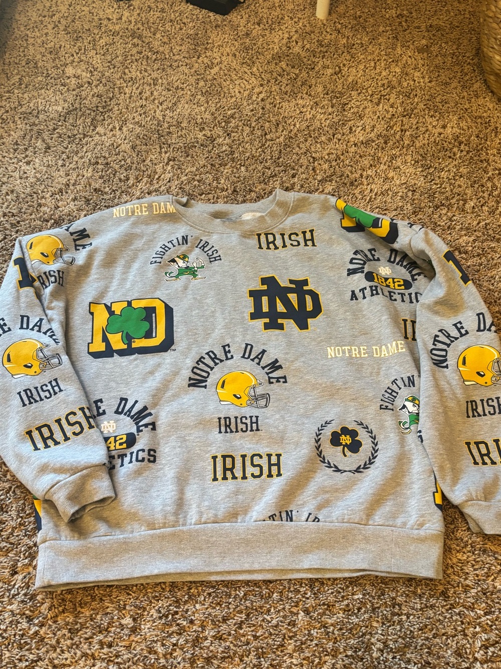 Notre Dame Women’s Crewneck Sweatshirt. Medium